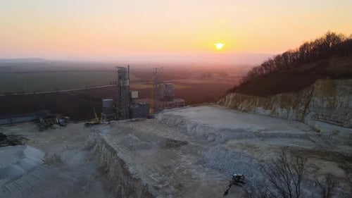 Zementfabrik im Tagebau von Bausandsteinmaterialien