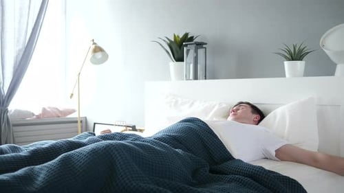 Fresh Man se réveillant du sommeil au lit