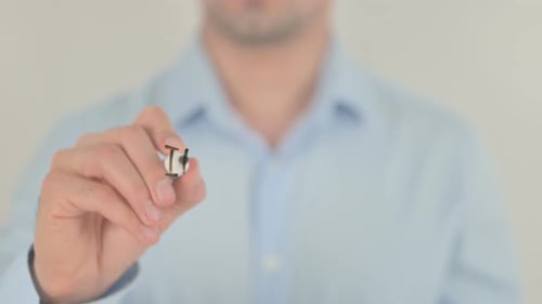 Verbesserung, Mann schreibt auf transparenter Glasscheibe