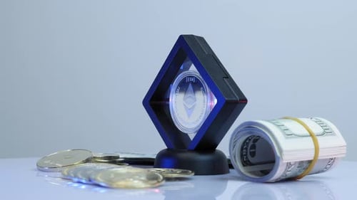 ETH-Münze. Ethereum rotiert auf weißem Hintergrund