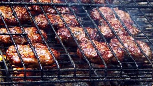 Traditionelle türkische Fleischbällchen auf Grillfeuer 3