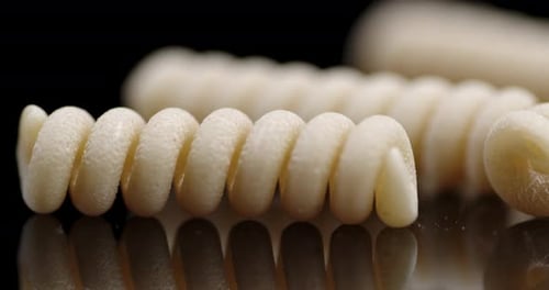 La pasta de fusilli seco se balancea sobre la mesa.