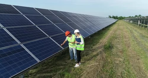 Zwei Solarenergieingenieure arbeiten an einem Solarpark