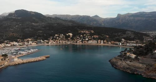 Der Hafen von Soller auf Mallorca von oben