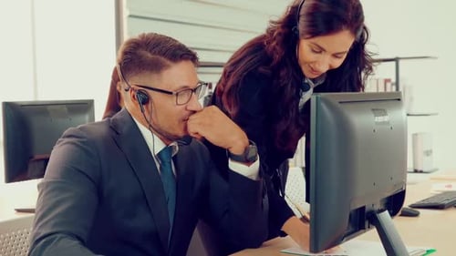 Geschäftsleute mit Headset, die im Büro arbeiten