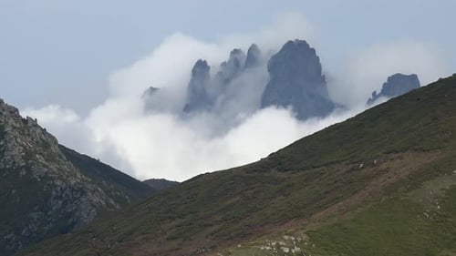 Nuages autour du pic rocheux pointu