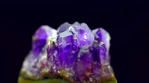 Natürliche Amethyst-Rotation 360 auf schwarzem Hintergrund. Makro-Shot