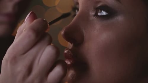 Applying Mascara