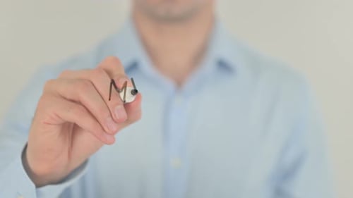 Mein erster Job, Mann schreibt auf transparenter Glasscheibe