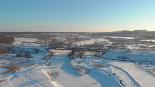 Winter-Eisenbahnbrücke