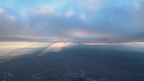 Vue aérienne depuis la fenêtre de l'avion à haute altitude de la Terre recouverte d'une fine couche blanche de brume