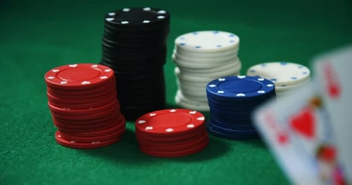 Spielkarten und Casino-Chips am Pokertisch 4k
