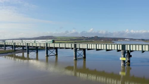 Tren sobre el puente sobre el río Zumbido 4K