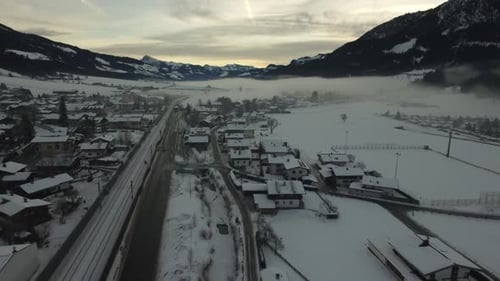 Vista aérea de una carretera y rieles de tren