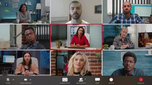 Multiethnische Gruppe von Geschäftspartnern, die an Remote-Videocall-Meetings teilnehmen