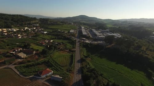 Véhicules conduisant le long de Countryside