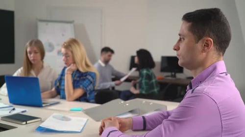 beau mec au travail