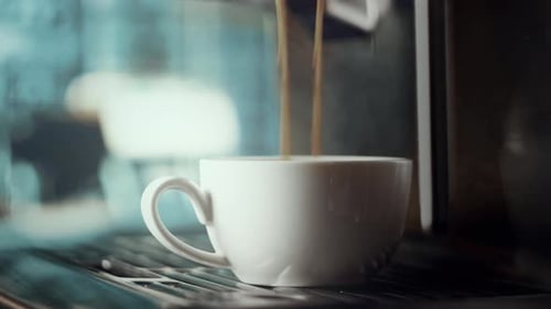 Espressomaschine macht frischen Kaffee