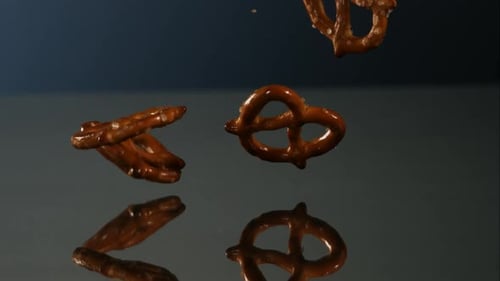 Pretzels cayendo y rebotando en cámara ultra lenta