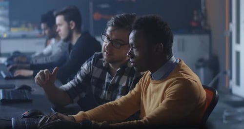 Programadores que trabajan en una oficina común