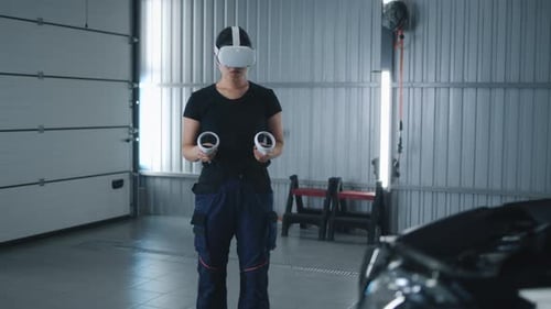 Mechanikerin mit VR-Brille im Autoservice