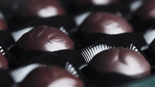 Die Schachtel mit Pralinen dreht sich
