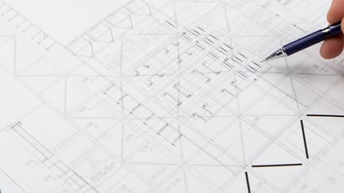 Designer corrige les erreurs commises dans les dessins dessinés. Gros plan