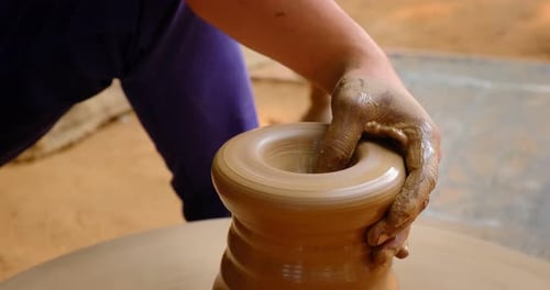 Des mains habiles de potier façonnent l'argile sur Potter Wheel et sculptent un pot en argile. Udaipur