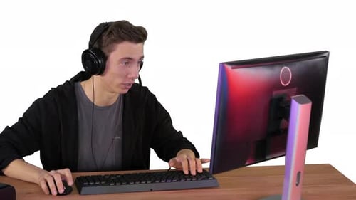 Professioneller Spieler spielt Videospiel auf seinem Computer und kommentiert seinen Stream auf weißem Hintergrund