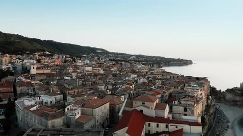 Tropea Atemberaubende Luftaufnahme der Stadt bei Sonnenuntergang