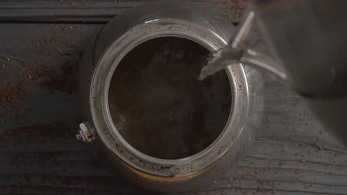 Café con cardamomo en olla Moka