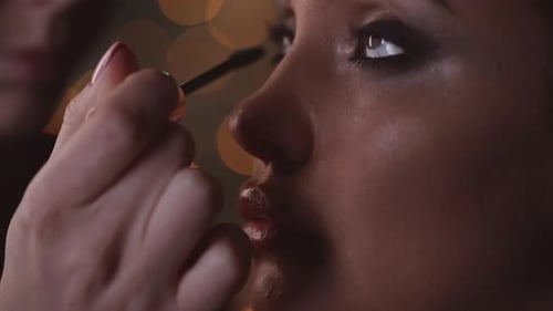 Applying Mascara