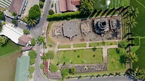 Vue aérienne de haut en bas sur l'ancien temple Ngawen et la rizière, Java, Indonésie