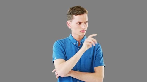 Mann benutzt digitalen Bildschirm