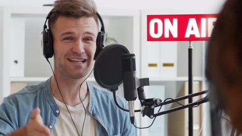 Animateur présentant Interlocutor à la radio