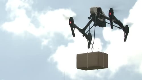 Paket mit moderner Drohne ausliefern
