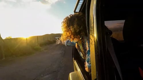 Las personas felices viajan, llevan un estilo de vida activo, permanecen fuera de la ventana cuando el automóvil está