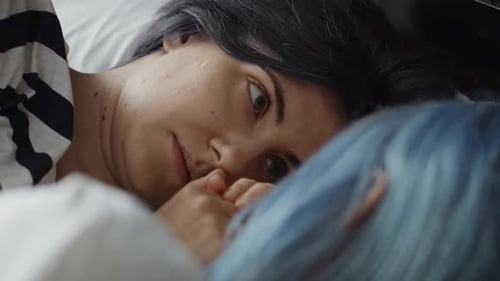 Nahaufnahme Video eines verliebten lesbischen Paares, das auf dem Bett liegt. Aufgenommen mit einer ROTEN Helium-Kamera in 8K.