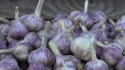 Knoblauch ist in der nahöstlichen und arabischen Küche unverzichtbar, da er in vielen Lebensmitteln enthalten ist.