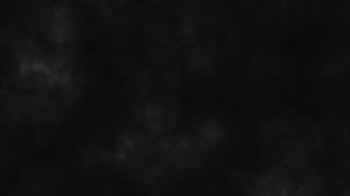 Étincelle des étoiles dans le ciel nuageux