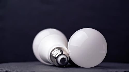 Beleuchtung: elektrische Lampen für Wohnzimmer, LED und Glühlampen, Nahaufnahme liegen auf dem Tisch.