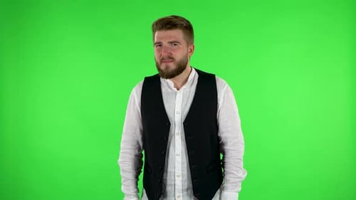 Mann lacht, während er in die Kamera schaut. Greenscreen