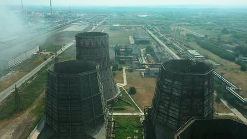 Territoire de l'usine, énormes tuyaux d'échappement, vue aérienne, halls et bâtiments d'usine, grande zone d'usine