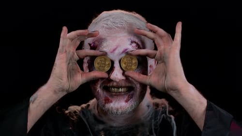 Un homme effrayant aux cicatrices sanglantes fait face à un zombie d'Halloween montrant des bitcoins dorés minant la technologie future
