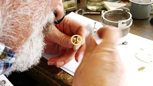 Uhrmacherin repariert eine Uhr