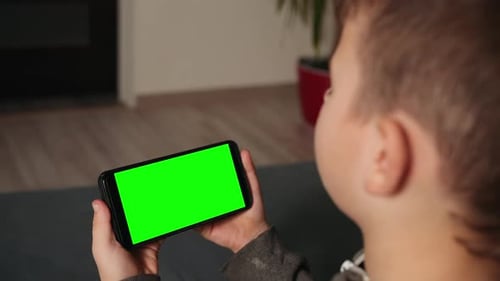 Kind mit digitalem Gerät