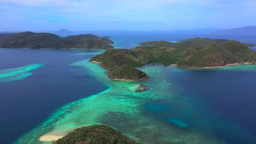 Panorama der tropischen Inseln, umgeben von türkisfarbenem Meer. Kamera zurück bewegen