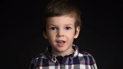Porträt eines kleinen Jungen mit Blick in die Kamera