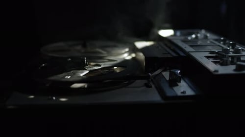 Nahaufnahme mit der Hand auf einem alten Reeltoreel-Kassettenrekorder drücken und Magnetbandaufnahme abspielen