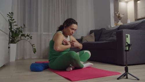 Entrenadora femenina transmite un vídeo tutorial que muestra una buena postura corporal